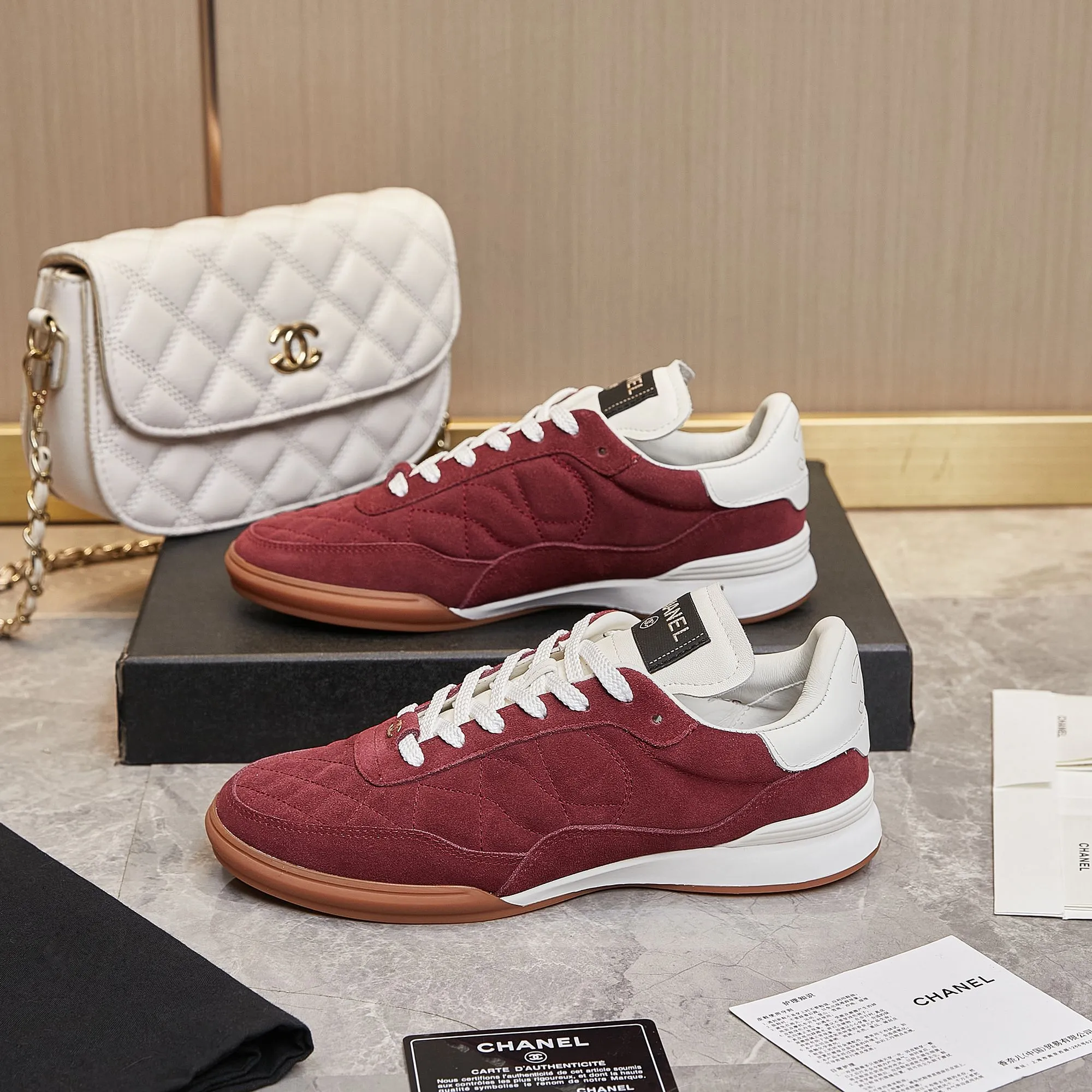 👟👟Ex-factory price 560👟👟 Chanel Chanel - 2024 counter top casual sports shoes This classic design; the upper is electro-embroidered with a variety of techniques; the outsole is fashionable and sporty; it is unusual to incorporate a variety of color matching elements... The diversified mix and match is very beautiful and versatile, casual, fashionable, sports and outdoor can be taken into account... ꫛꫀꪝ Go➫ Material: ❶Upper is made of: Original imported mixed-breed sheep ❷Inside made of: original imported breathable sheepskin ❸Outsole based on: original TPU outsole Full set of boutique packaging for women 35–41